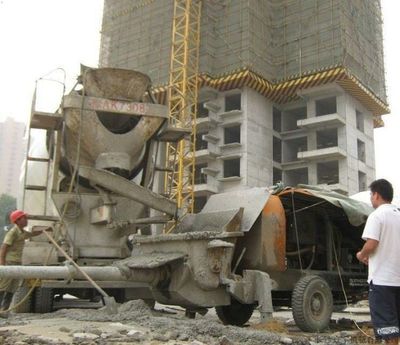 塔吊与混凝土泵送 现代住宅楼拔地而起的双引擎