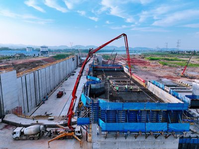 湖南常德青山枢纽项目取得关键进展 船闸闸首全部封顶，混凝土切割技术显成效