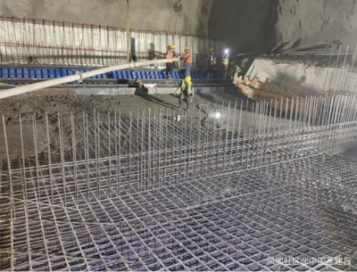 重庆轨道15号线二期中梁山隧道首板仰拱顺利浇筑完成 攻坚克难铸就地下通途